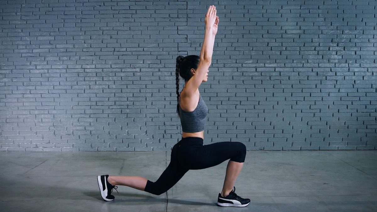 Jumping Lunge mit Armen über dem Kopf | Jumping lunge with arms